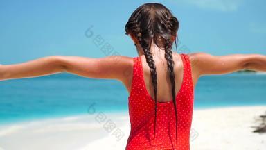 可爱的女孩海滩很多有趣的夏天假期有趣的女孩慢<strong>运动视频</strong>